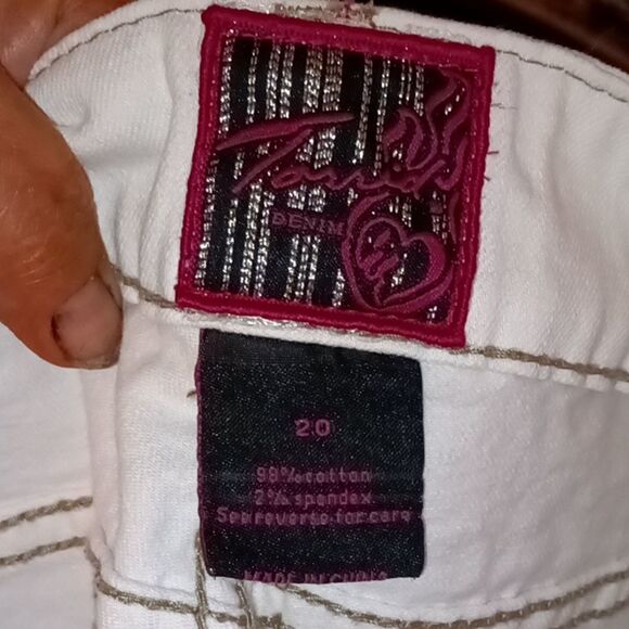 Torrid White distressed denim shorts w/dark stitching sz 20 - Picture 7 of 8